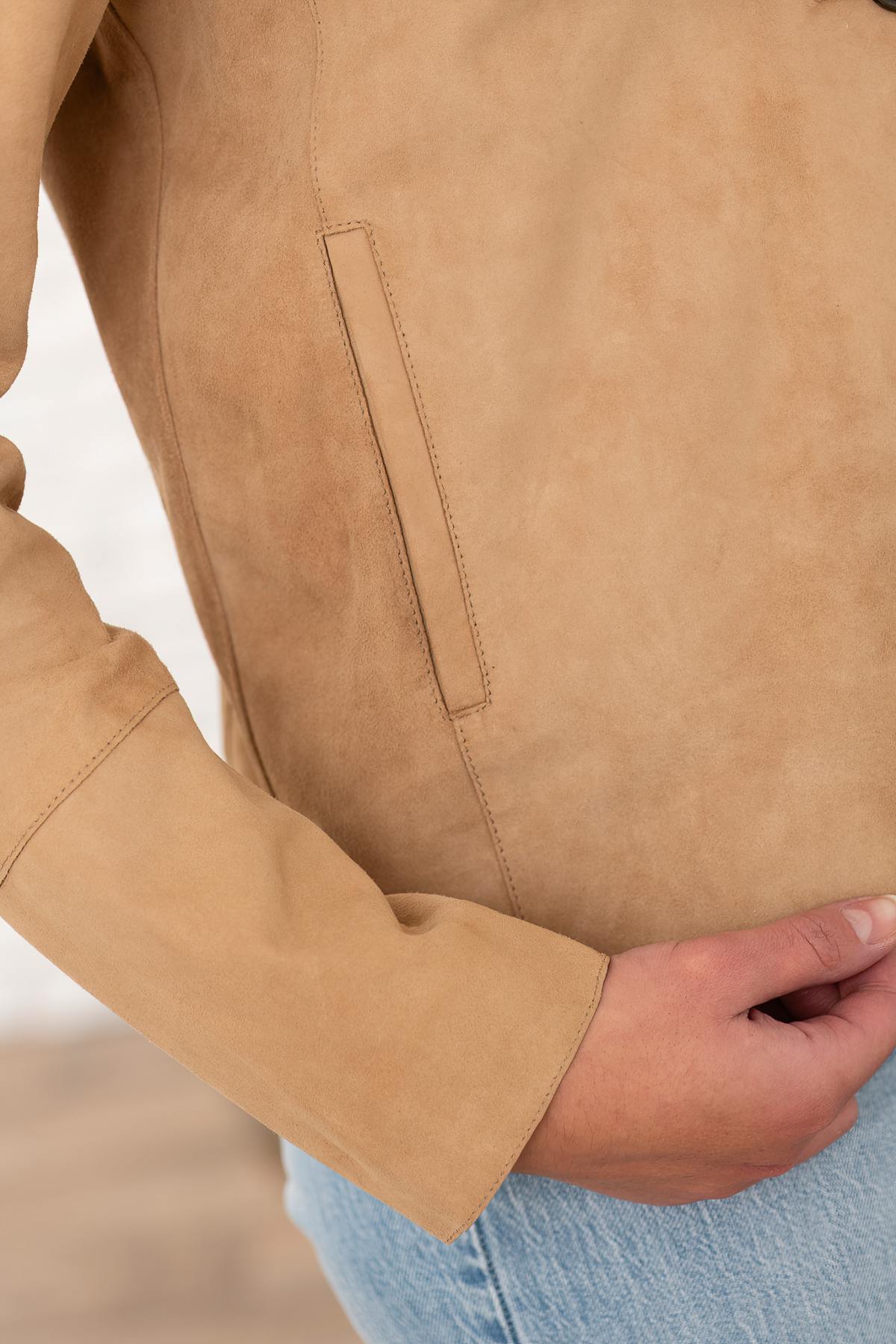 A soft taupe suede goatskin jacket, ideal for warm, breezy days. - Image n°7