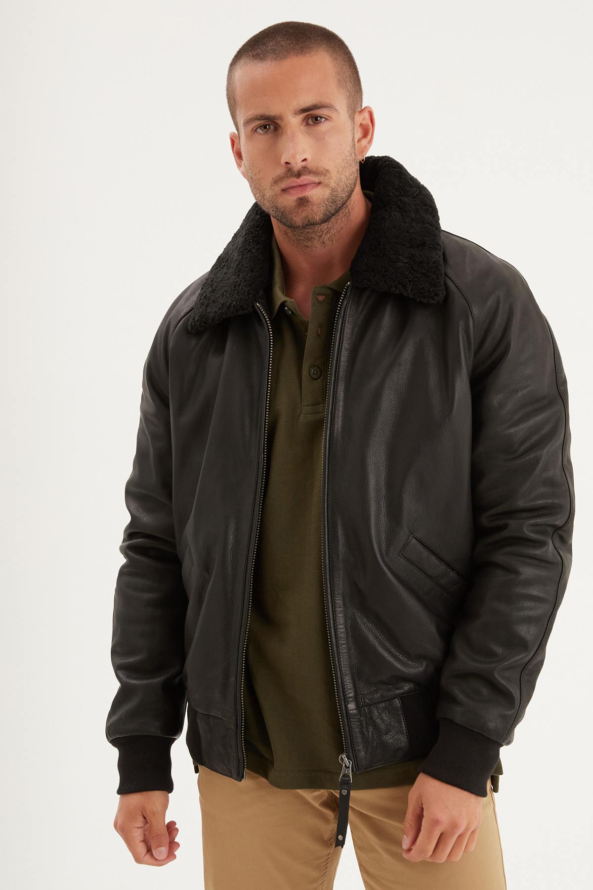 Daytona's black cowhide aviator jacket. Fur collar, timeless design. - Image n°4