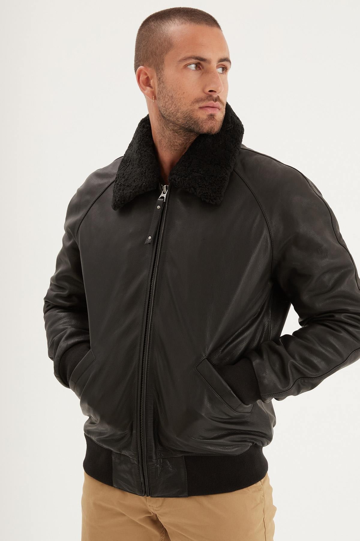 Daytona's black cowhide aviator jacket. Fur collar, timeless design. - Image n°1
