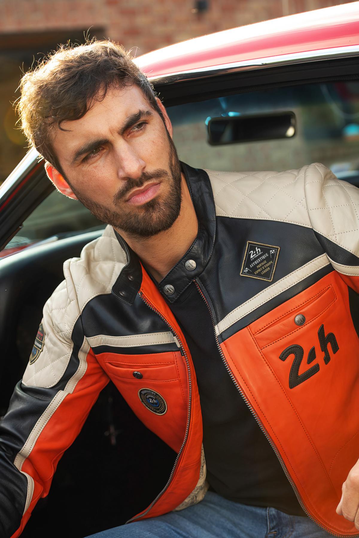Rider's orange sheepskin jacket. Le Mans heritage, bold biker style. - Image n°2