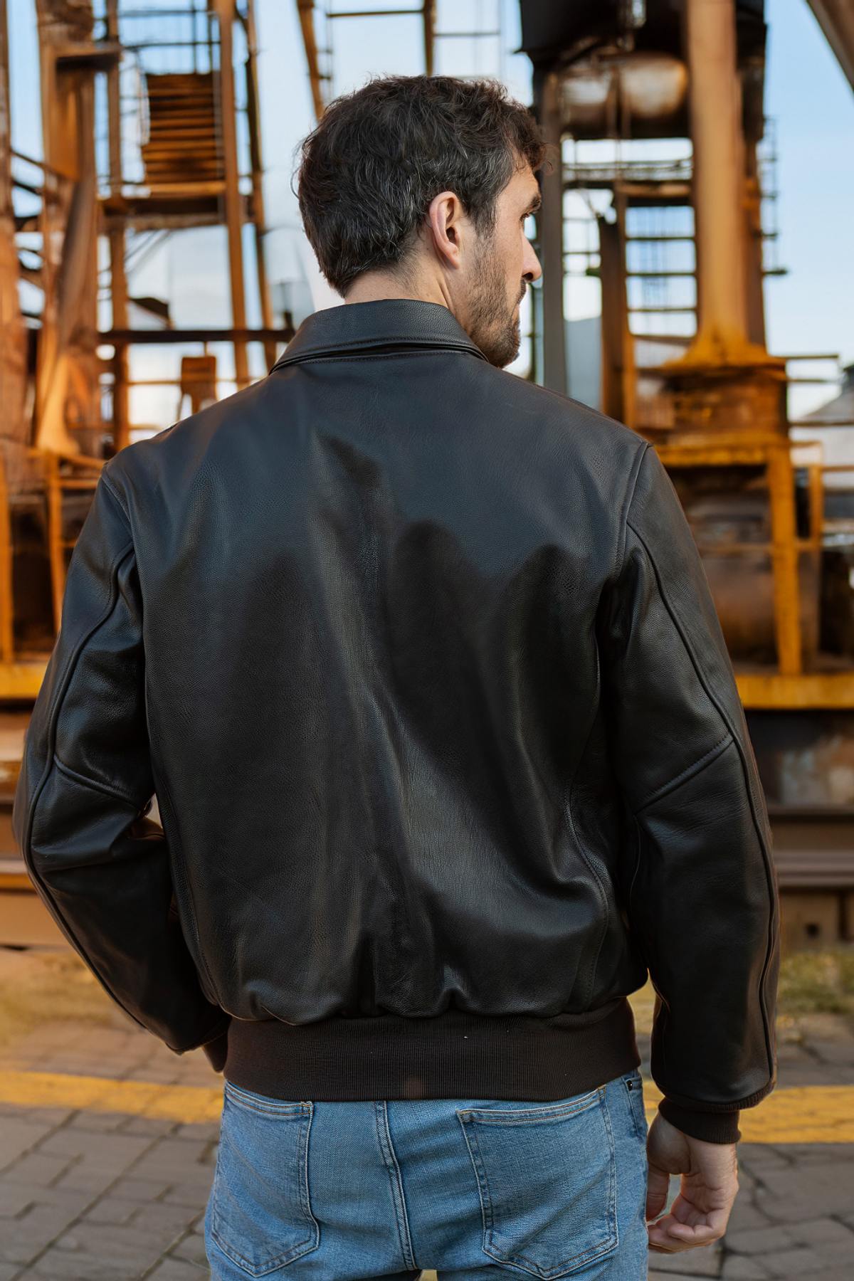Military-grade goatskin A-2 jacket: timeless design, modern fit. - Image n°3