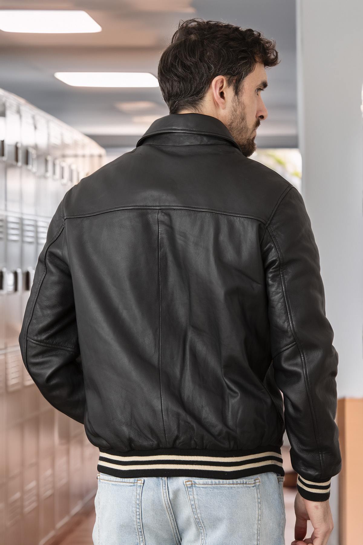 Black sheep leather jacket with ribbed cuffs and quilted lining. - Image n°2