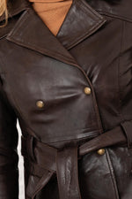 Slim-fit sheepskin jacket in deep brown with a high neck and pockets. - Image n°3