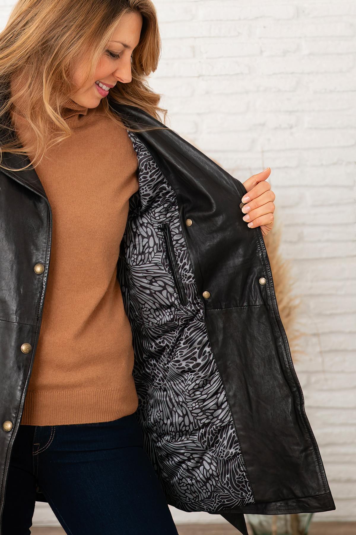 Black sheep leather coat. Slim fit, high neck, zip closure. Timeless. - Image n°5
