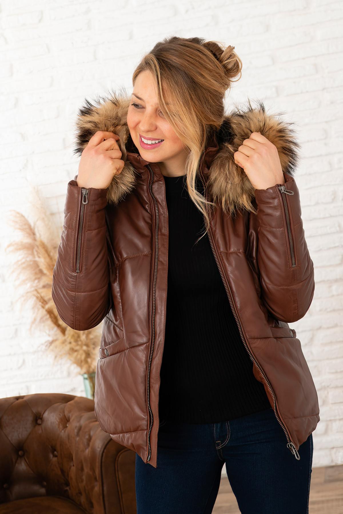 Cognac lambskin jacket with removable fur collar for winter elegance. - Image n°5