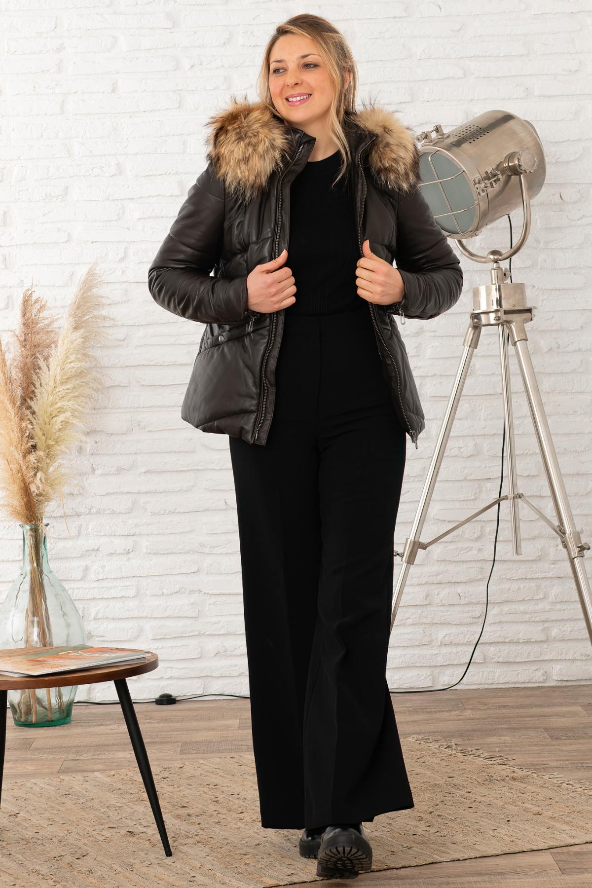 Dark brown lambskin jacket with detachable fur collar for winter - Image n°5