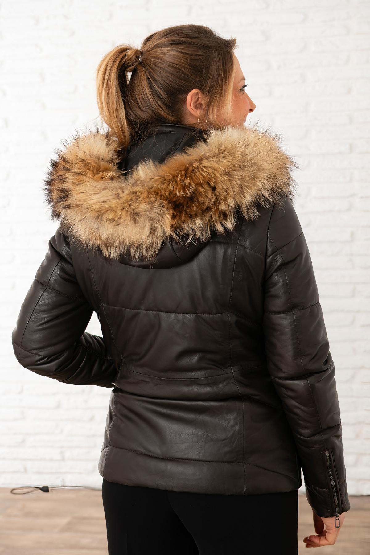 Dark brown lambskin jacket with detachable fur collar for winter - Image n°3