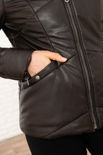 Dark brown lambskin jacket with detachable fur collar for winter - Image n°4