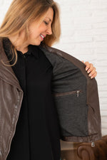 Chocolate shearling perfecto: slim fit, asymmetric zip, snap collar. - Image n°5