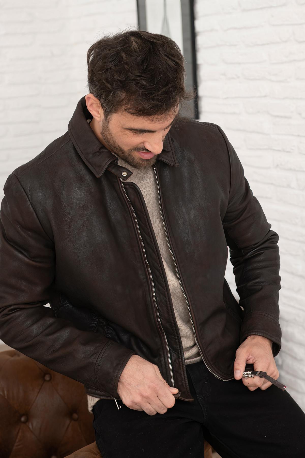 Rich brown sheepskin jacket-supple, durable, and timelessly stylish. - Image n°5