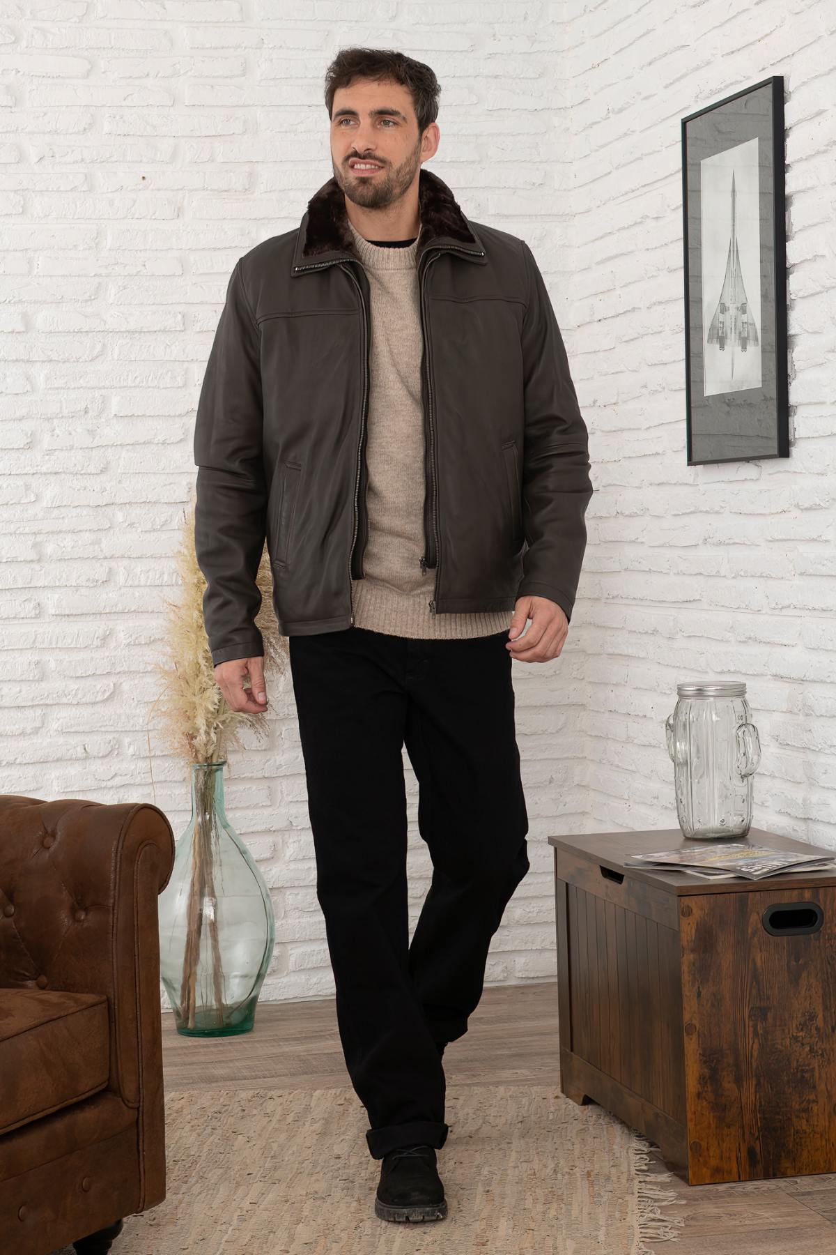 Serge Pariente's dark brown sheepskin jacket: straight fit. - Image n°3