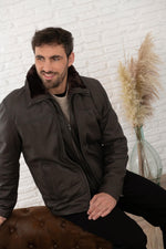 Serge Pariente's dark brown sheepskin jacket: straight fit. - Image n°1