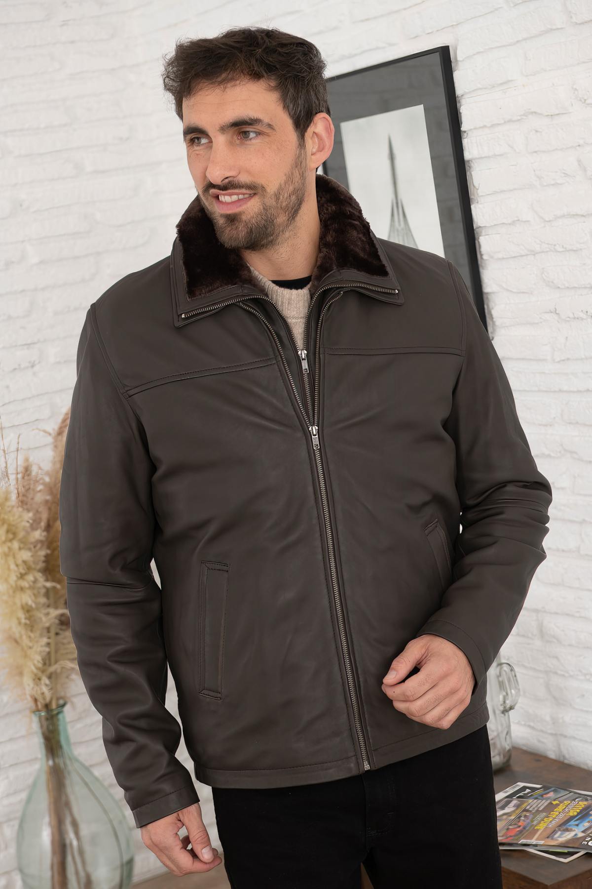 Serge Pariente's dark brown sheepskin jacket: straight fit. - Image n°4