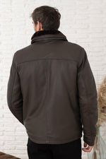 Serge Pariente's dark brown sheepskin jacket: straight fit. - Image n°5