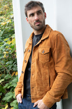 Cognac suede-effect buffalo leather, a fresh take on the jeans jacket. - Image n°1