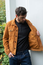 Cognac suede-effect buffalo leather, a fresh take on the jeans jacket. - Image n°5