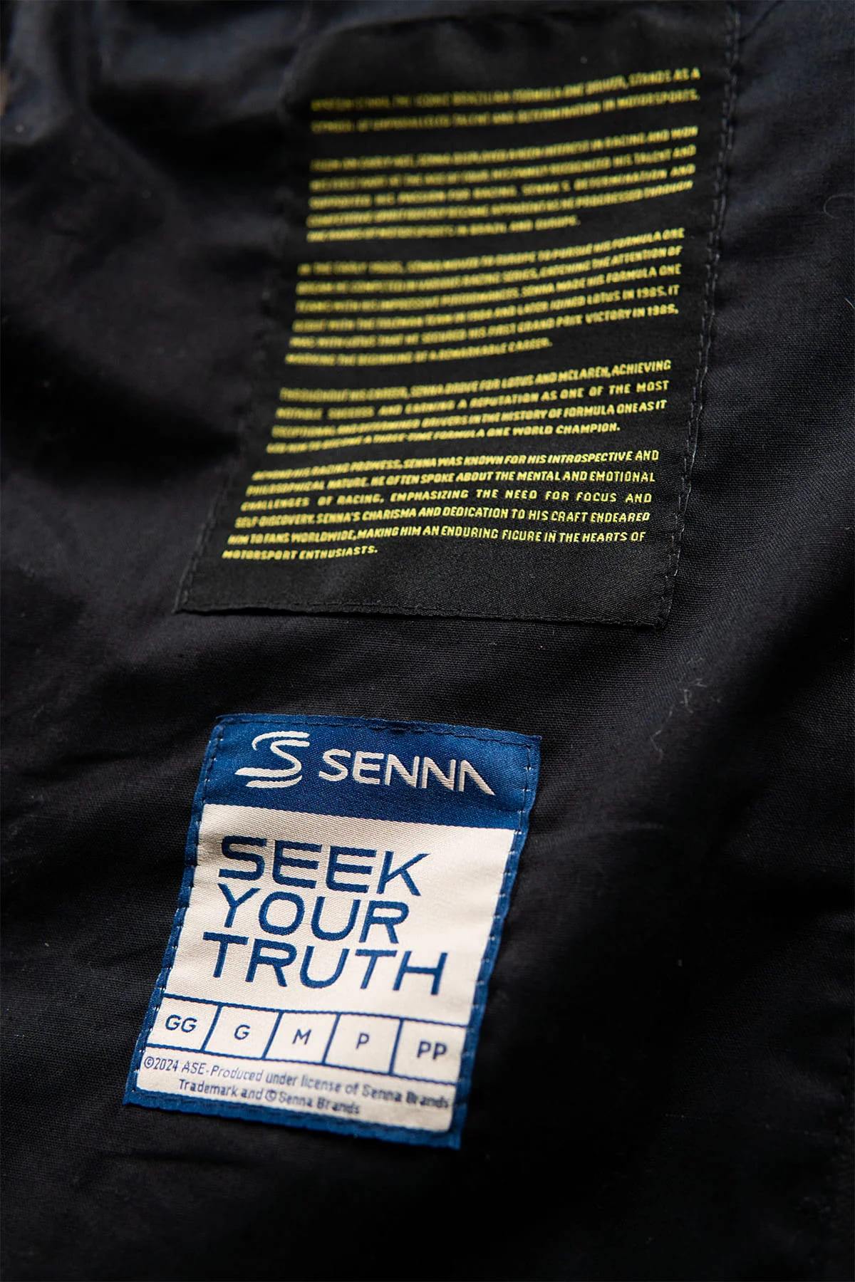 Navy sheepskin jacket with Senna's Lotus F1 patches and JPS lining. - Image n°9