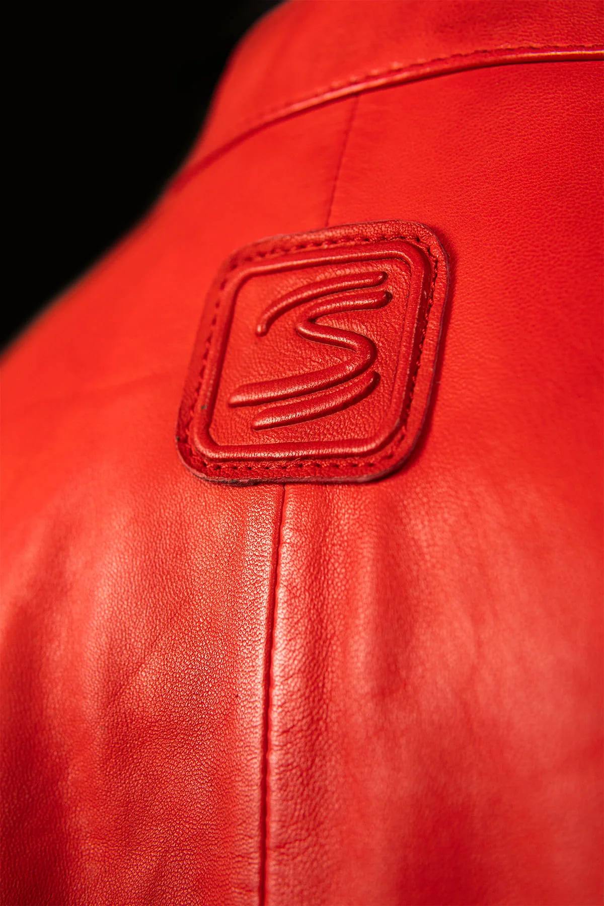 Celebrate Senna's McLaren era with this bold red lambskin jacket. - Image n°12