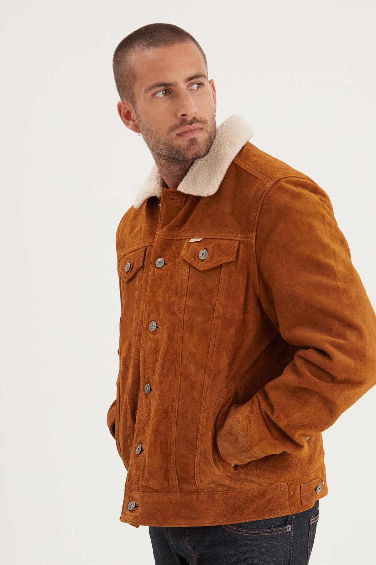 Heavy split cowhide in cognac. Sherpa-lined, slim fit, rugged warmth. - Image n°2