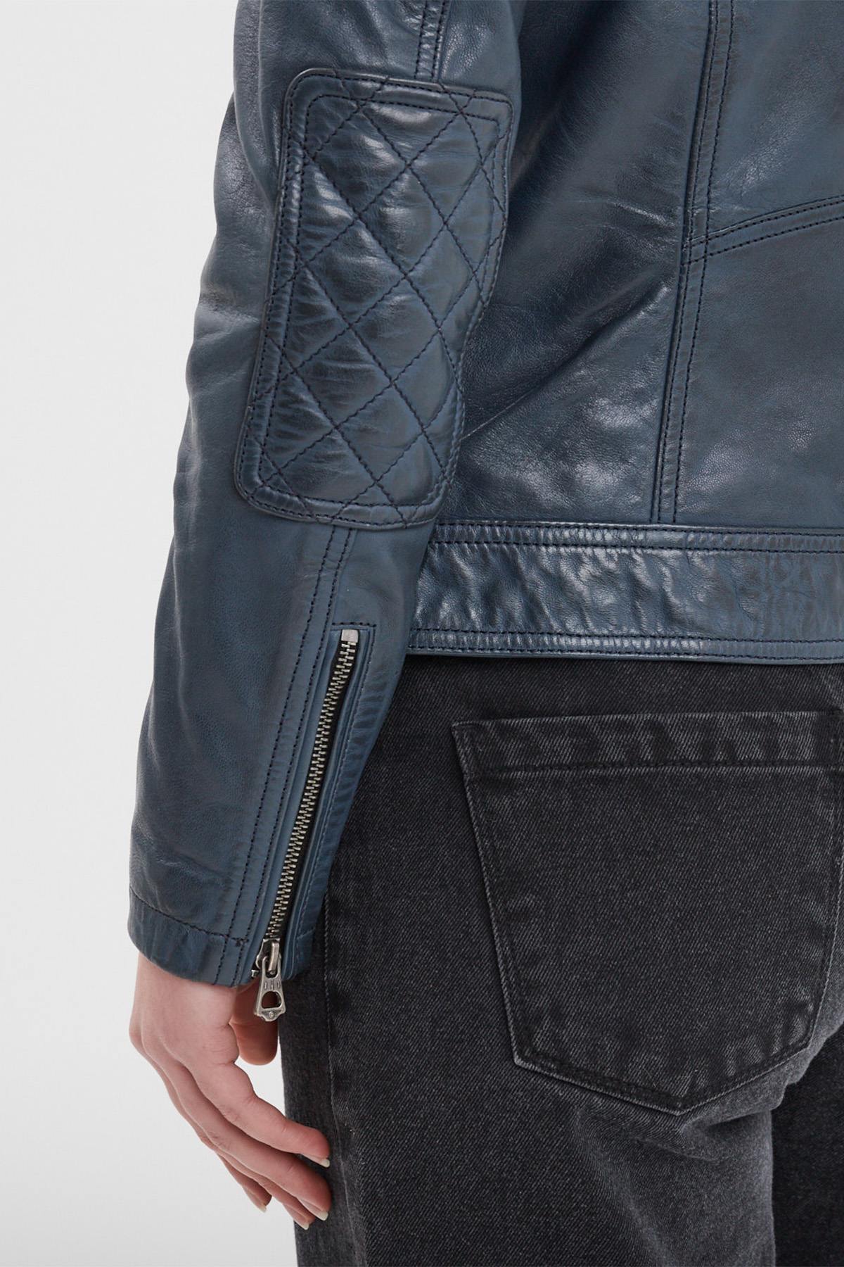 A short sheep leather jacket in blue, ideal for sporty-casual style. - Image n°10