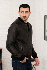 Bonbon: aged black and beige sheepskin teddy. Ribbed cuffs, zip front. - Image n°6