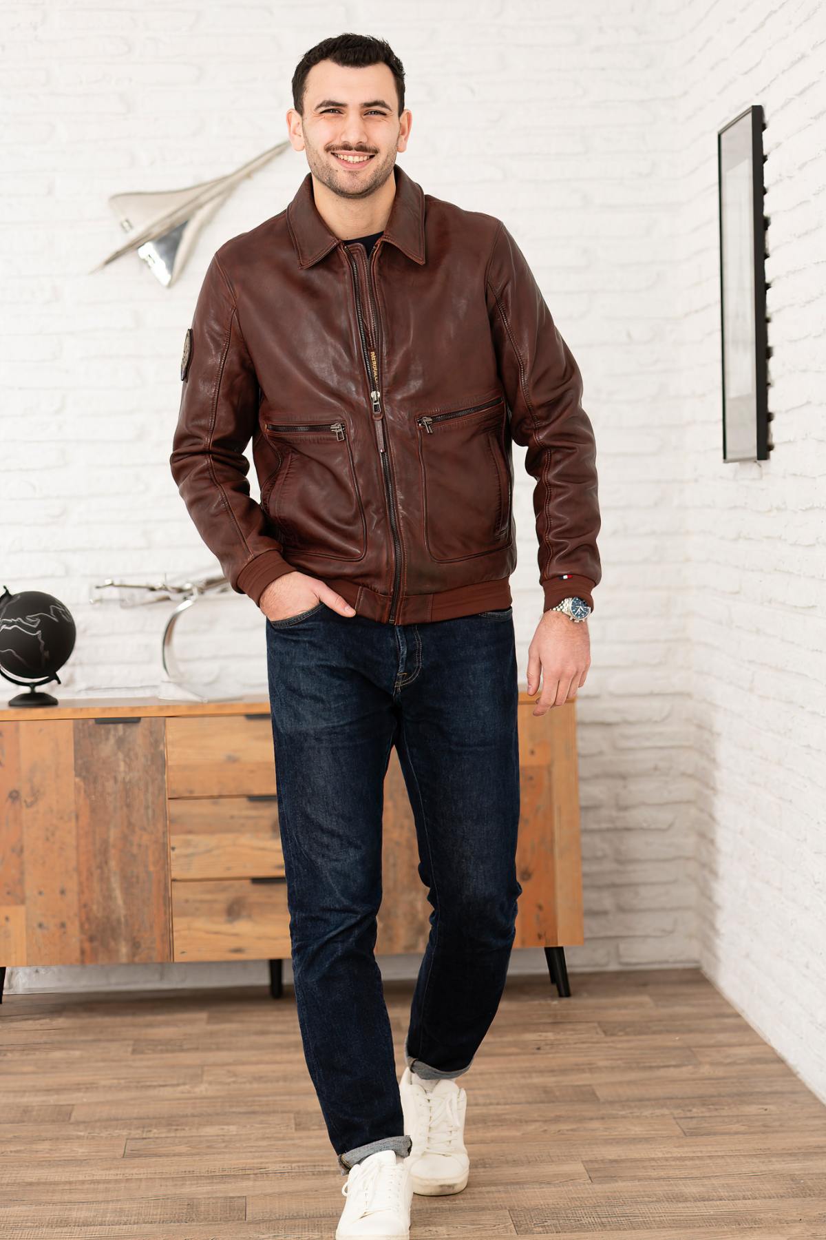 Cognac sheepskin aviator jacket with Patrouille de France insignia. - Image n°7