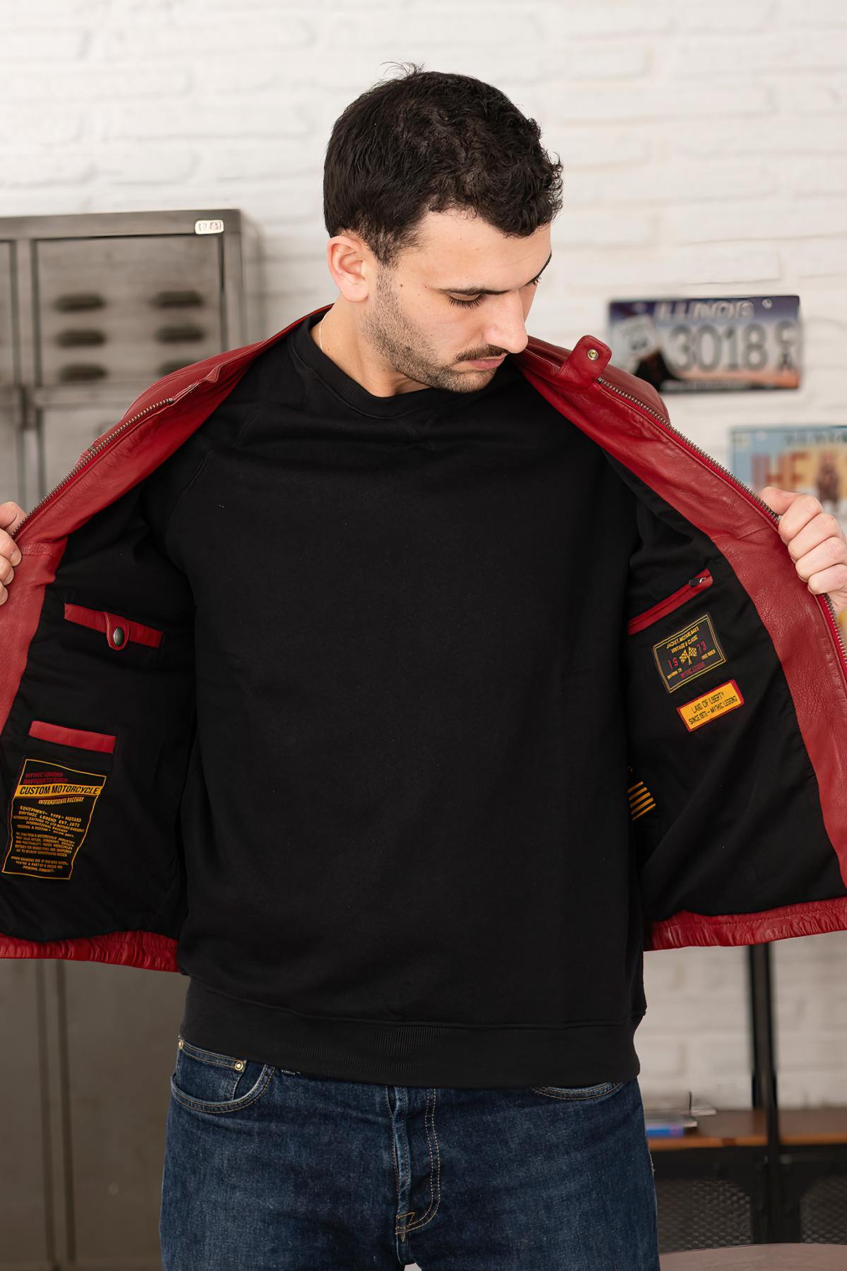 Supple lamb leather in Red Chili. Vegetable-tanned, biker collar. - Image n°7