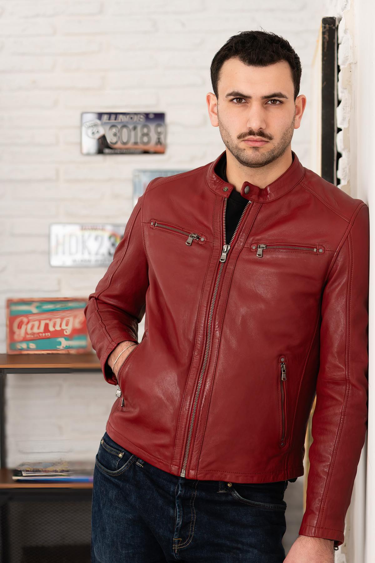 Supple lamb leather in Red Chili. Vegetable-tanned, biker collar. - Image n°2