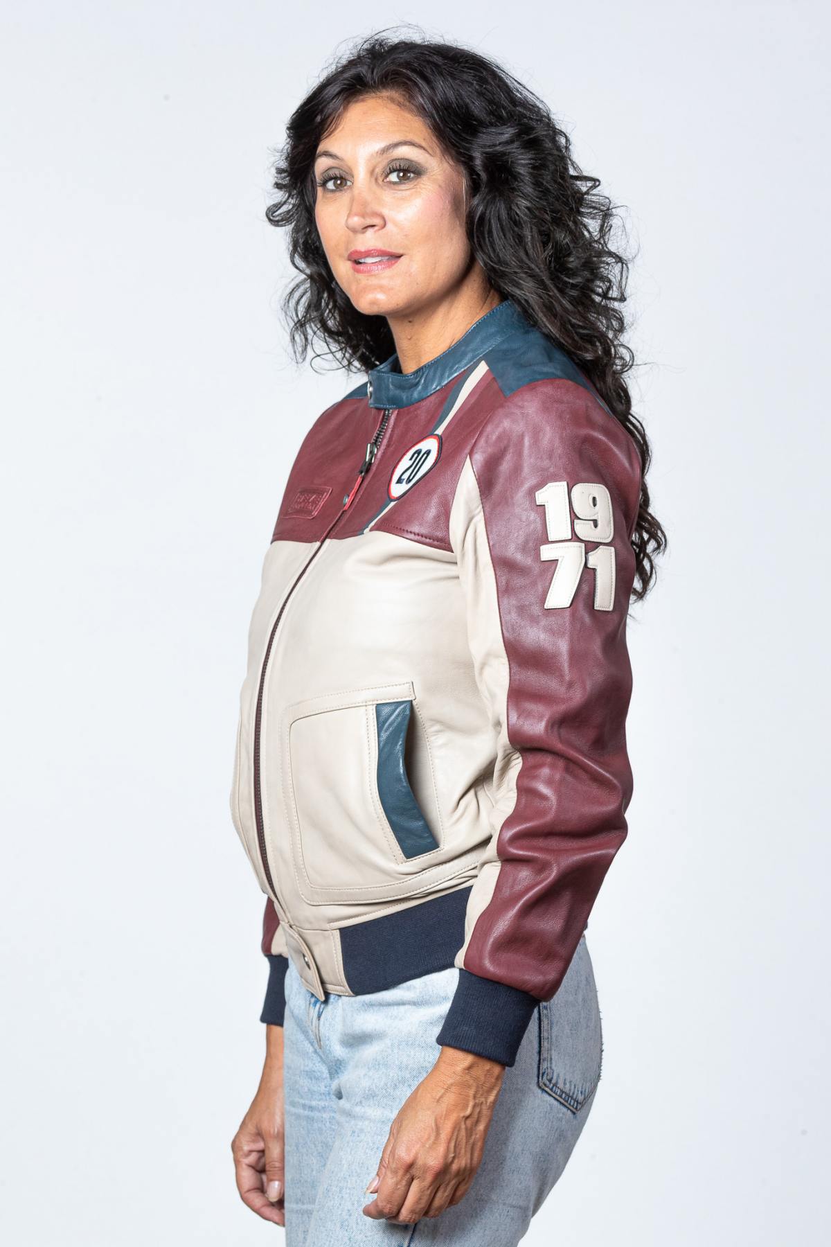 Deep red sheepskin jacket, soft and lightweight for year-round wear. - Image n°2