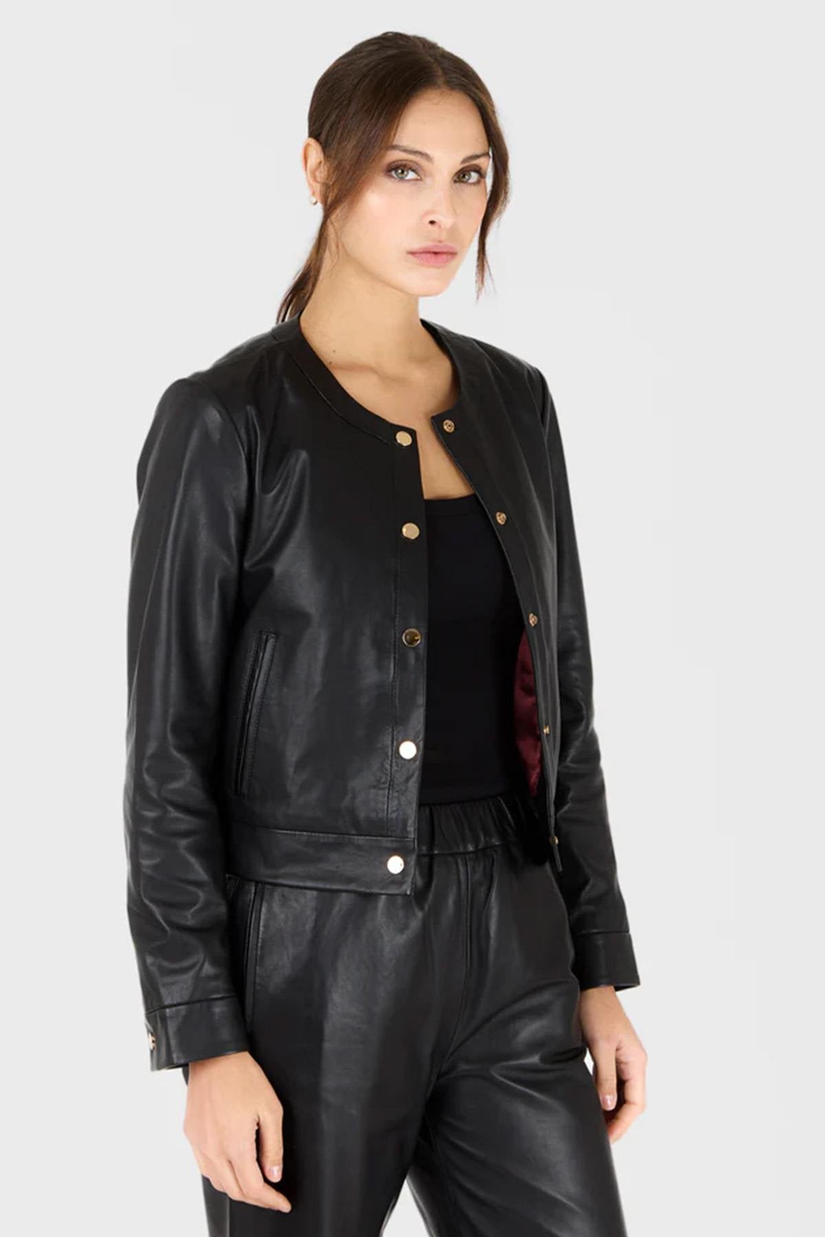 Short, thin and lightweight black leather jacket with crew neck - Image n°3