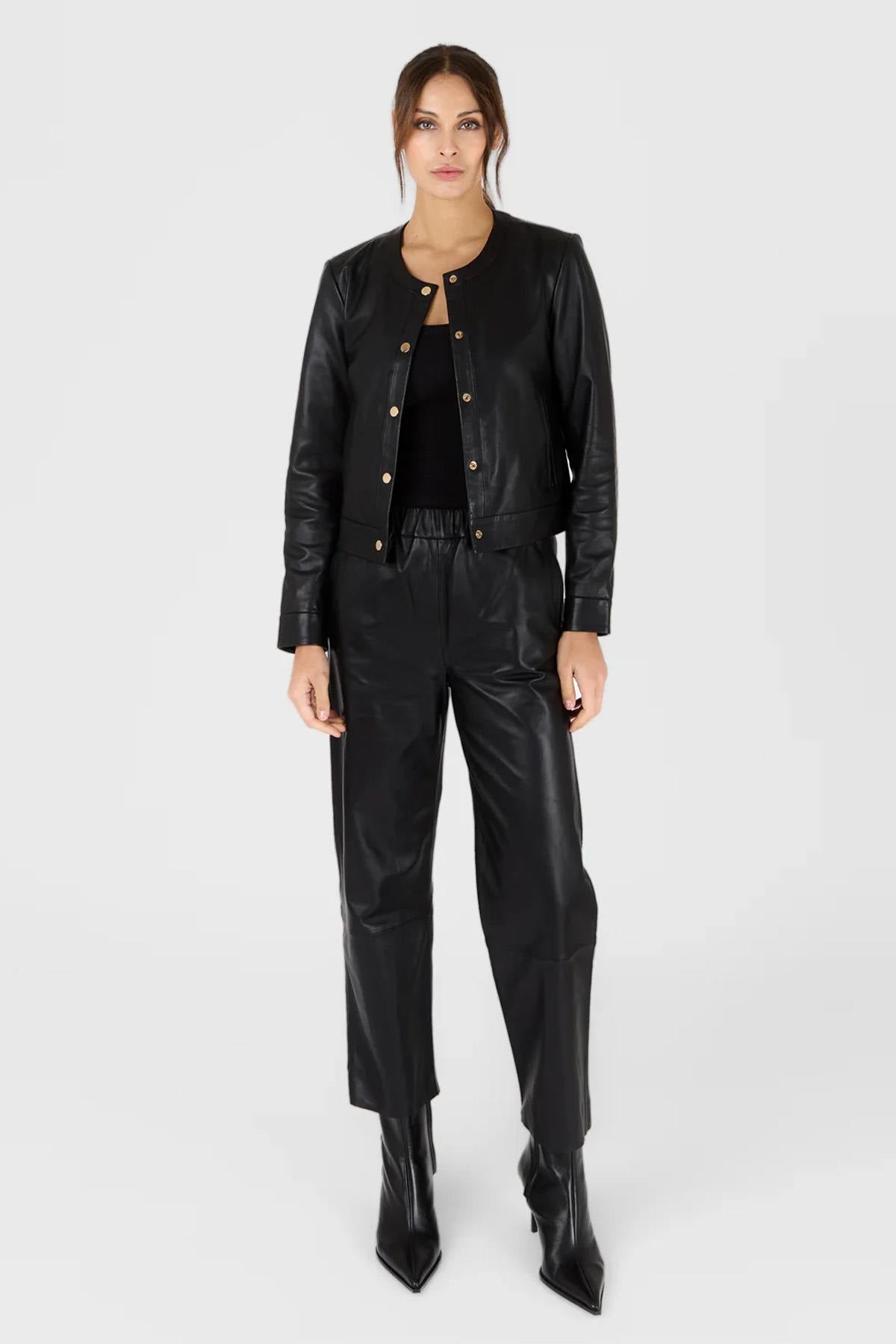 Short, thin and lightweight black leather jacket with crew neck - Image n°2