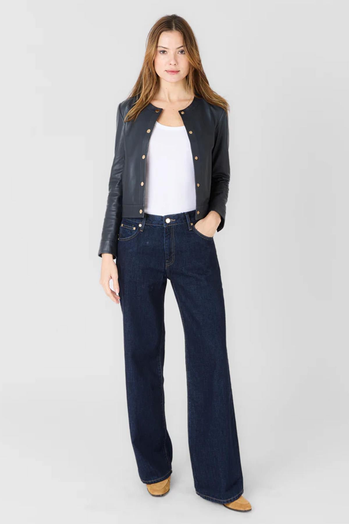 Short, thin and lightweight blue leather jacket with crew neck - Image n°3