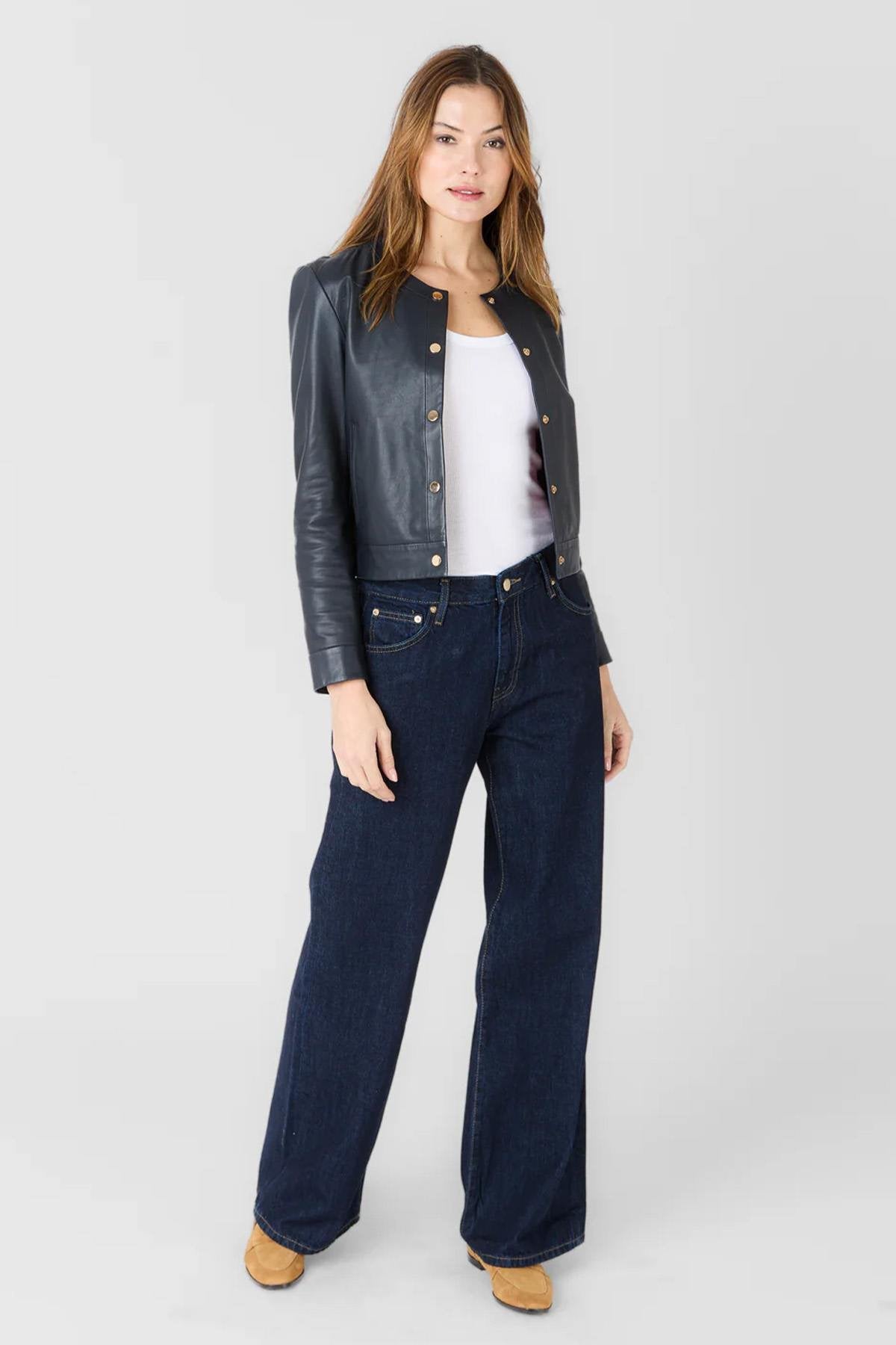 Short, thin and lightweight blue leather jacket with crew neck - Image n°6