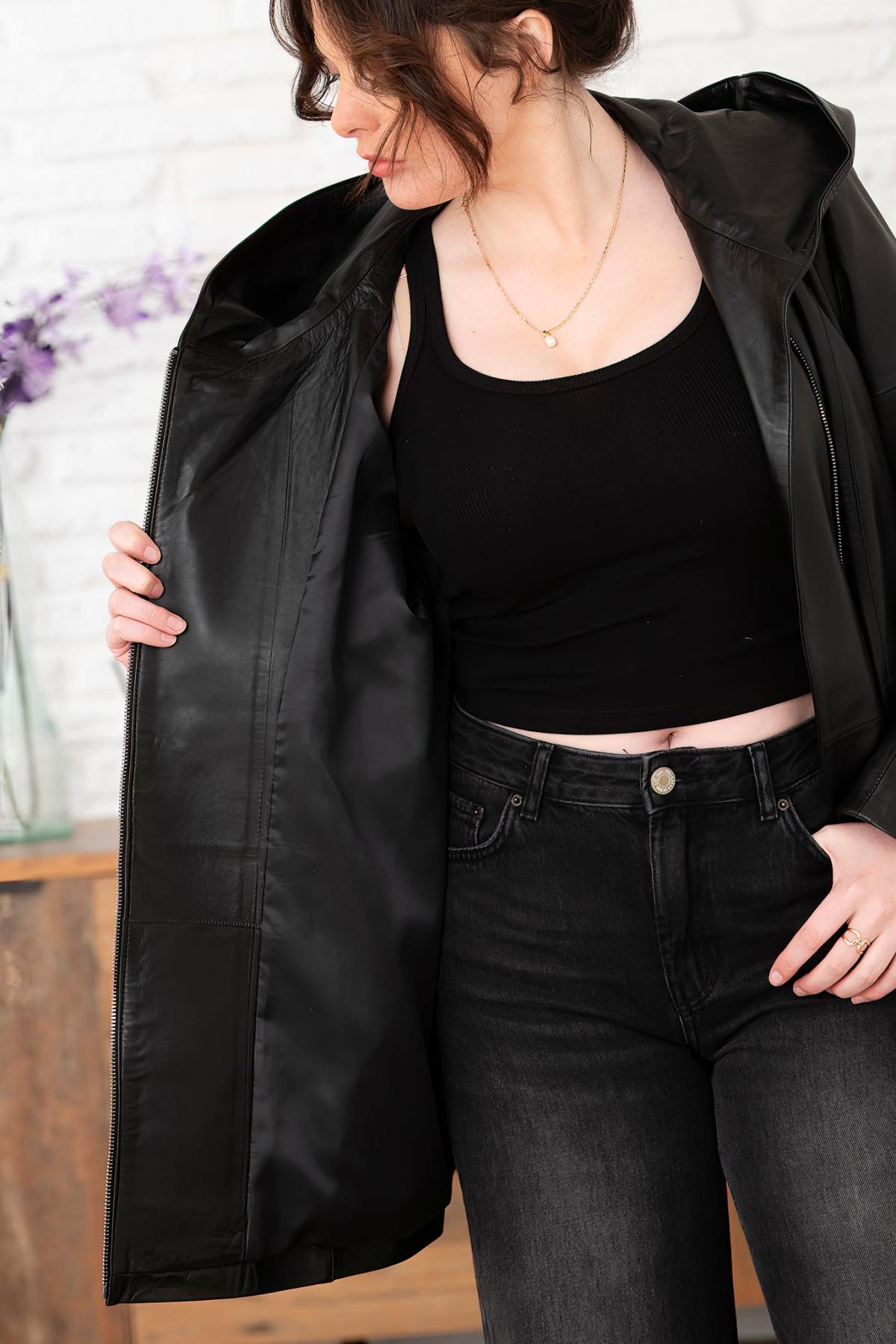 Oversized black pearl lambskin jacket, lightweight and chic. - Image n°5