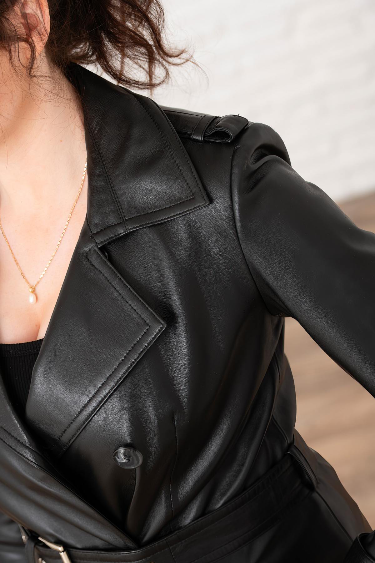 Elegant shiny black leather trench coat - Image n°7