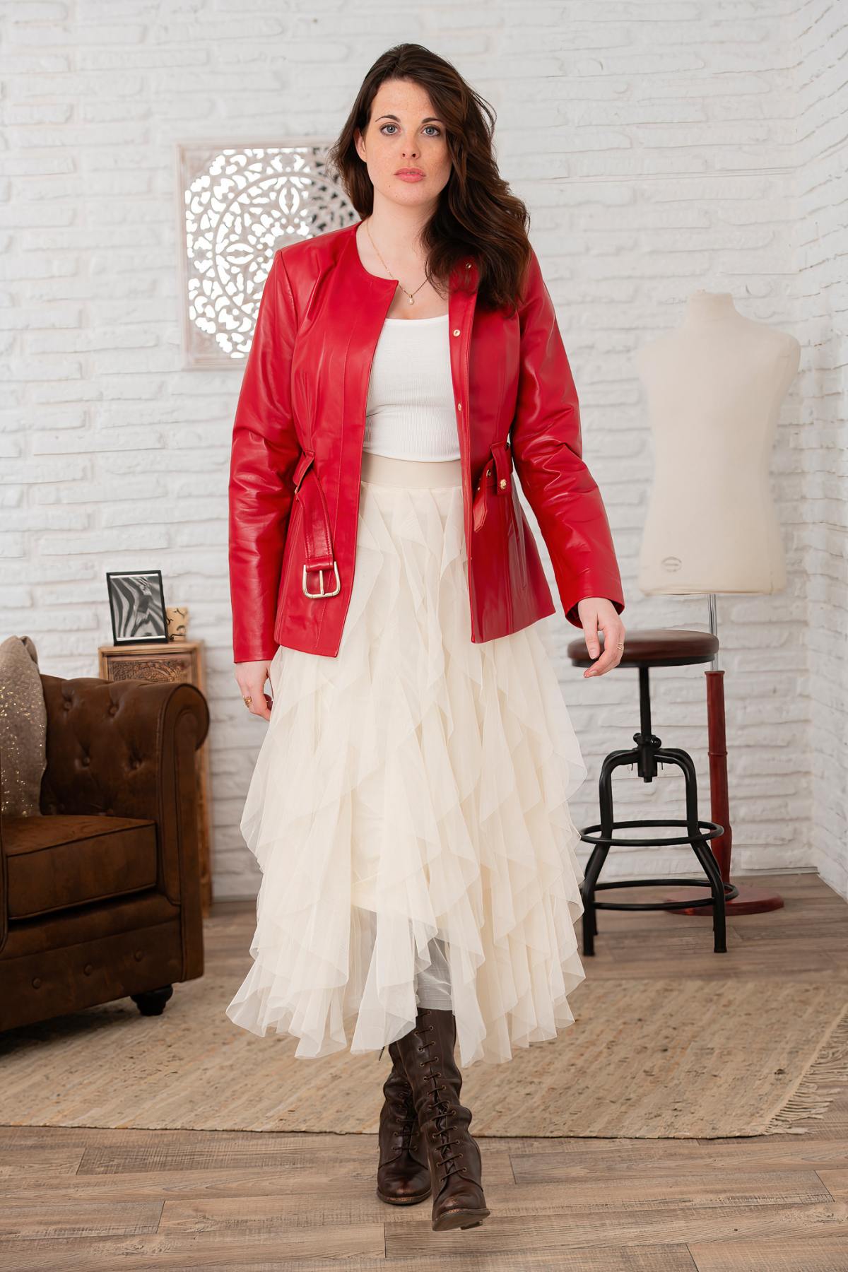 Chic leather jacket with red pearl belt - Image n°5