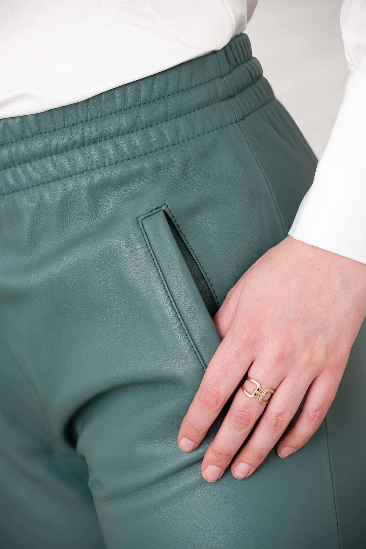 Trendy jade-colored leather jogpants - Image n°6