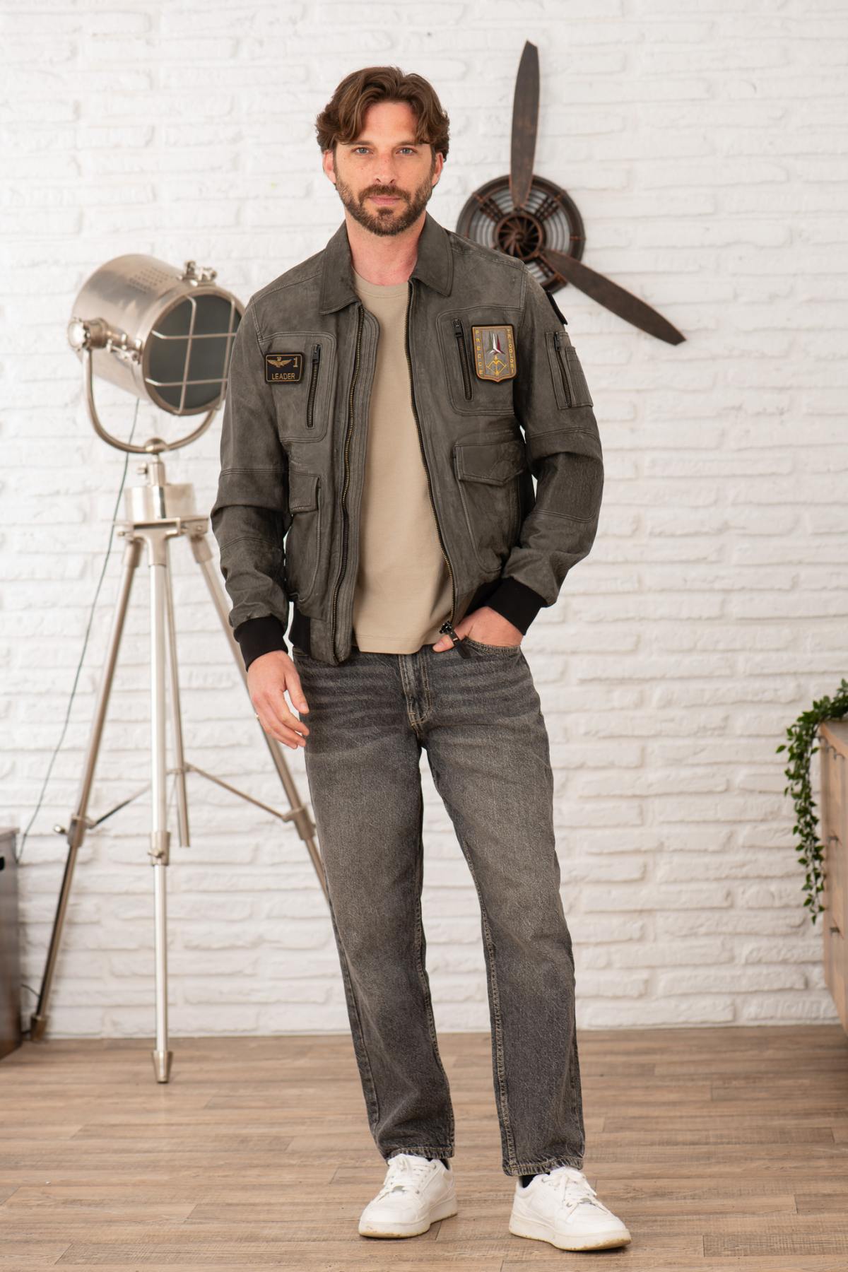 Italian grey sheepskin aviator jacket, military-inspired and timeless. - Image n°2