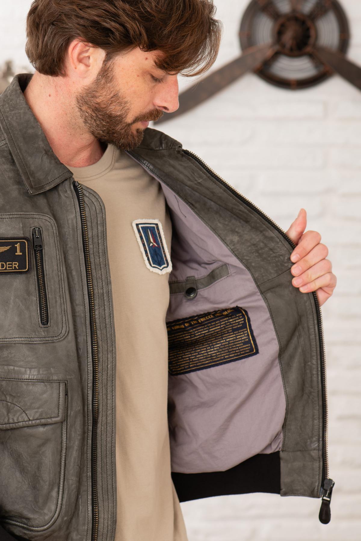 Italian grey sheepskin aviator jacket, military-inspired and timeless. - Image n°9