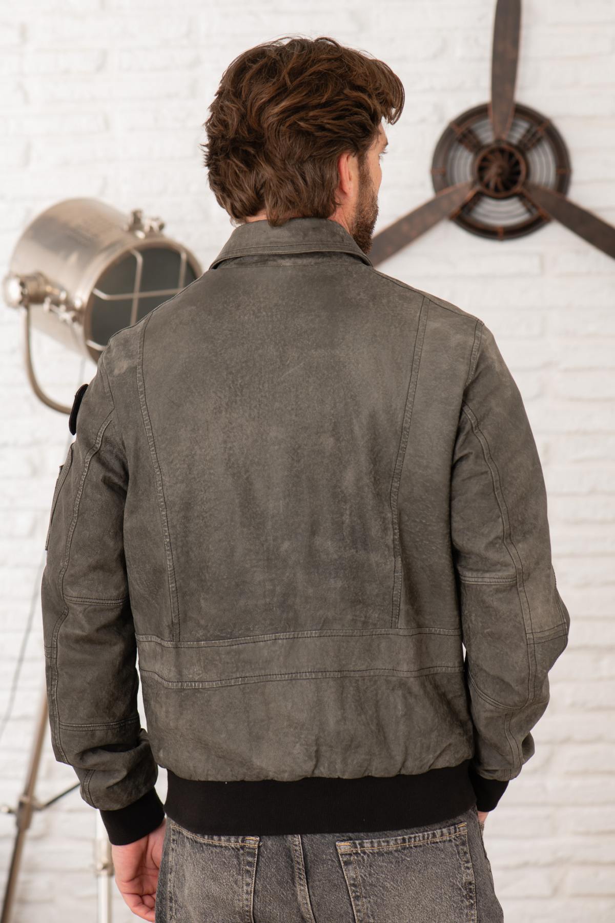 Italian grey sheepskin aviator jacket, military-inspired and timeless. - Image n°4