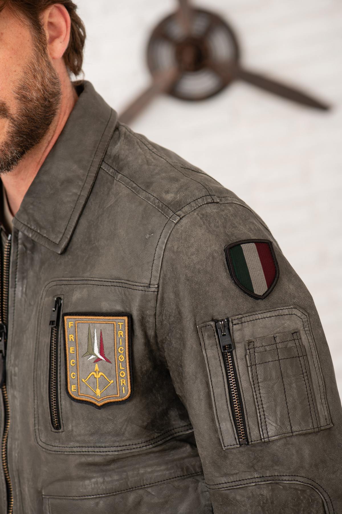 Italian grey sheepskin aviator jacket, military-inspired and timeless. - Image n°7