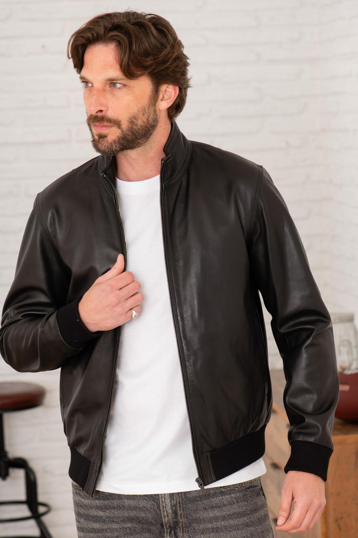 Slim black sheepskin jacket: mandarin collar, ribbed trims, sharp fit. - Image n°1