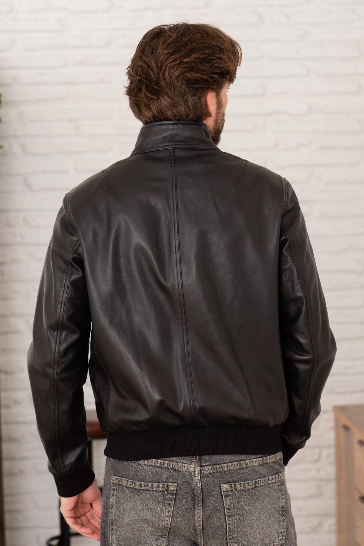 Slim black sheepskin jacket: mandarin collar, ribbed trims, sharp fit. - Image n°3