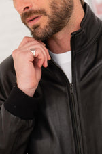 Slim black sheepskin jacket: mandarin collar, ribbed trims, sharp fit. - Image n°4