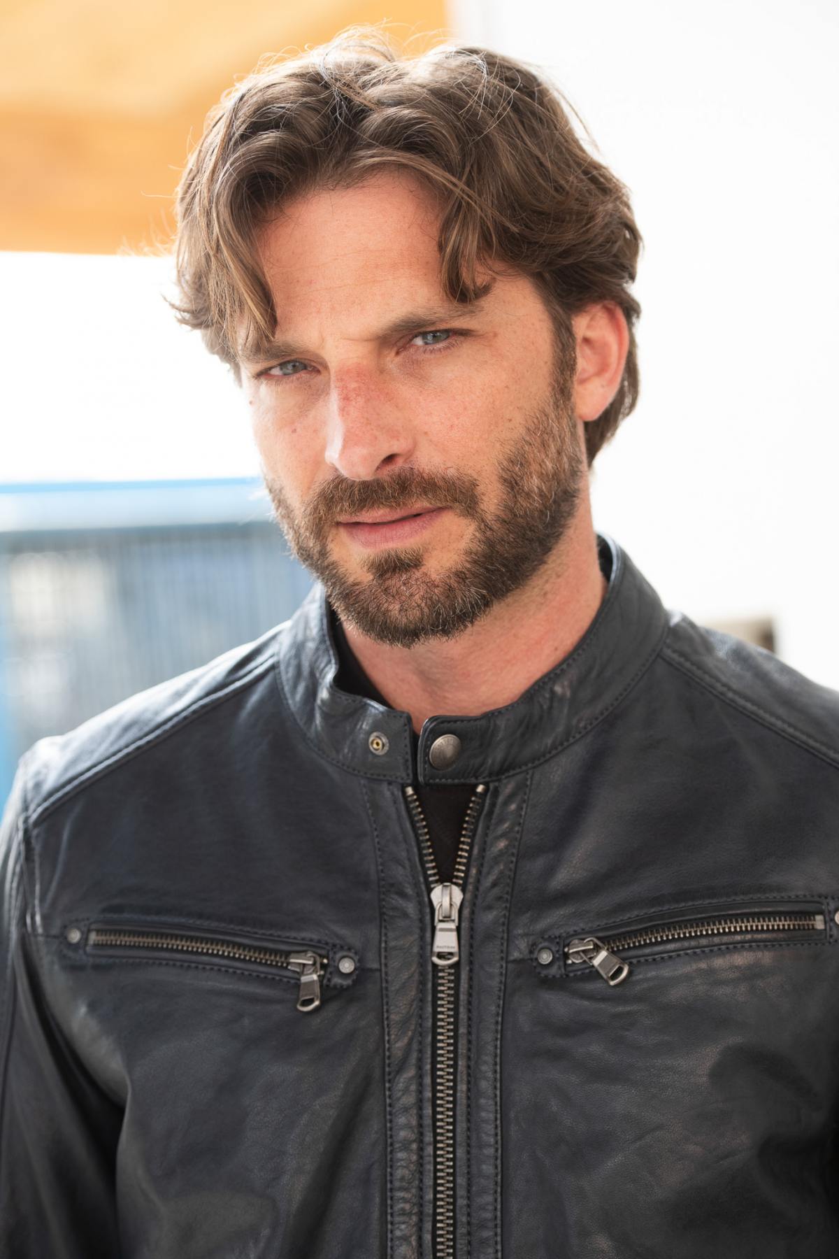 Navy blue lambskin jacket with a biker collar and regular fit. - Image n°4