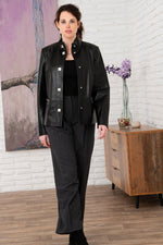 Stylish shiny black leather jacket - Image n°9