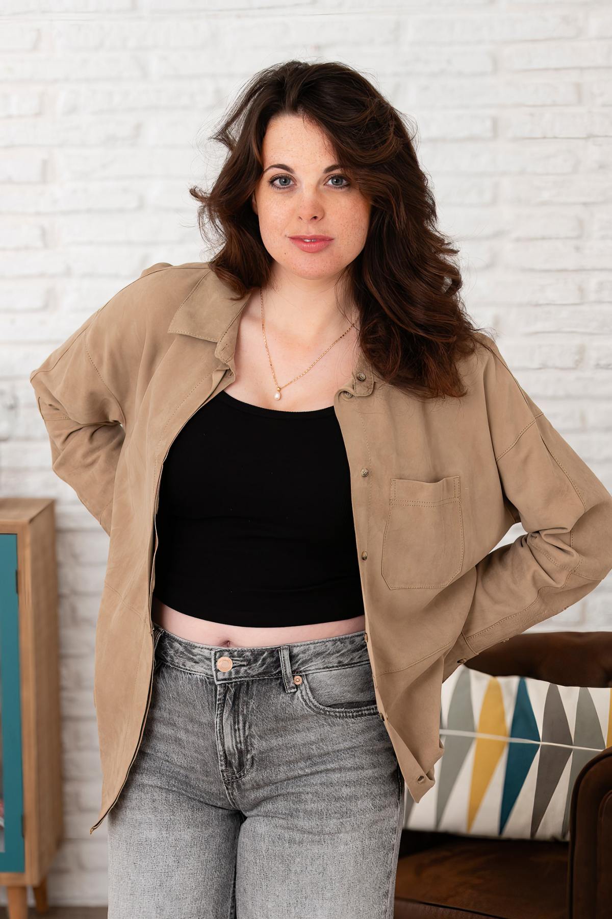Lightweight beige goat suede jacket with a relaxed, flattering fit. - Image n°6