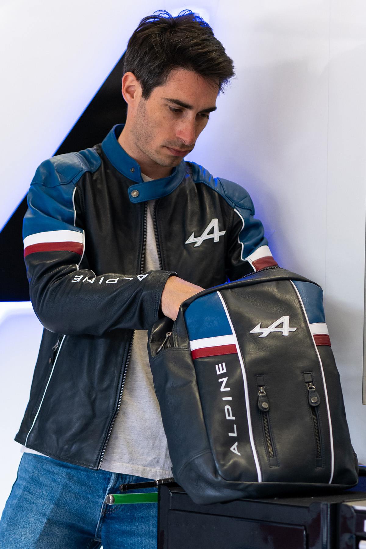 Alpine navy blue leather backpack - Image n°2