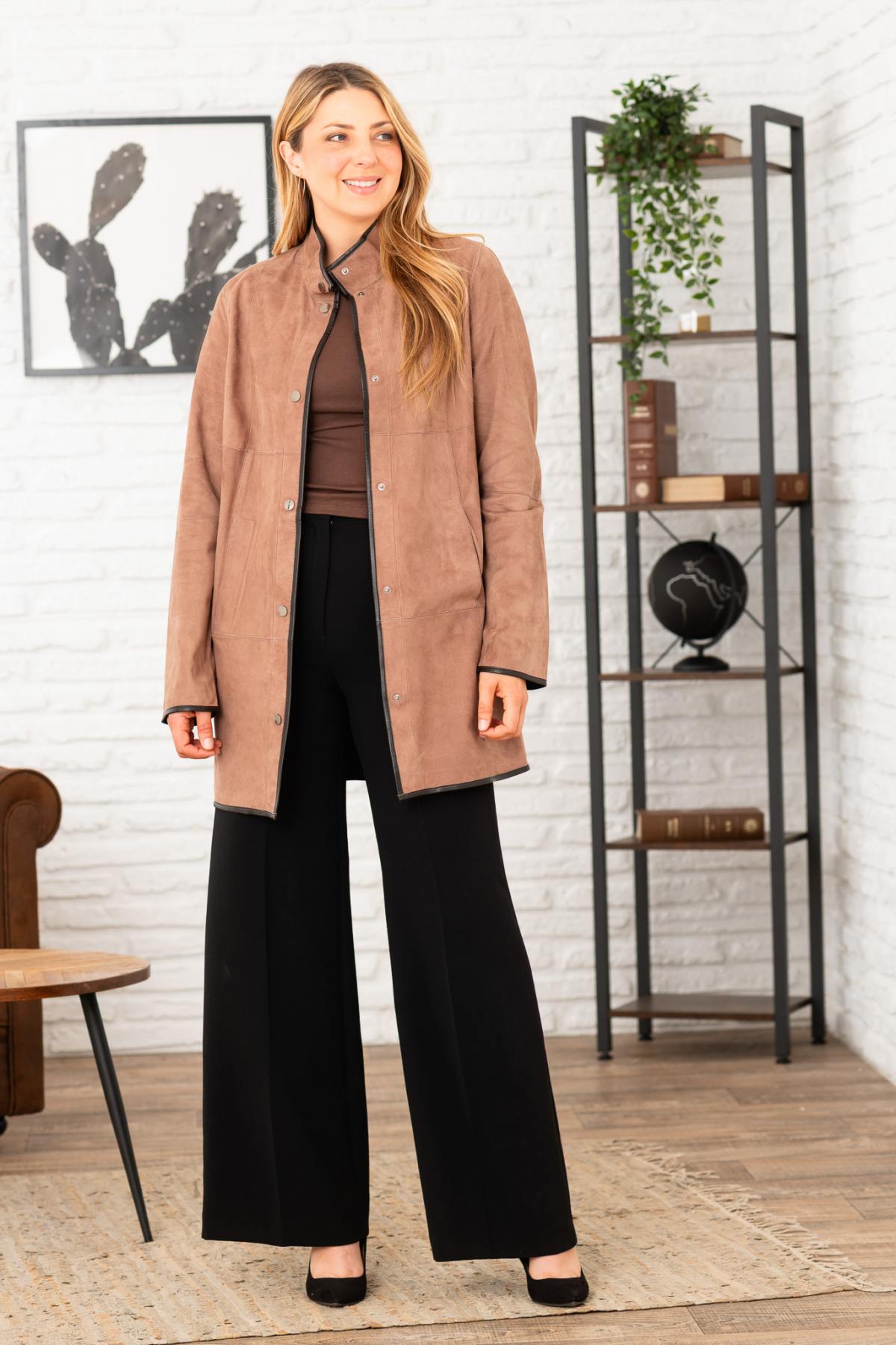 Elegant reversible brown suede leather coat - Image n°7