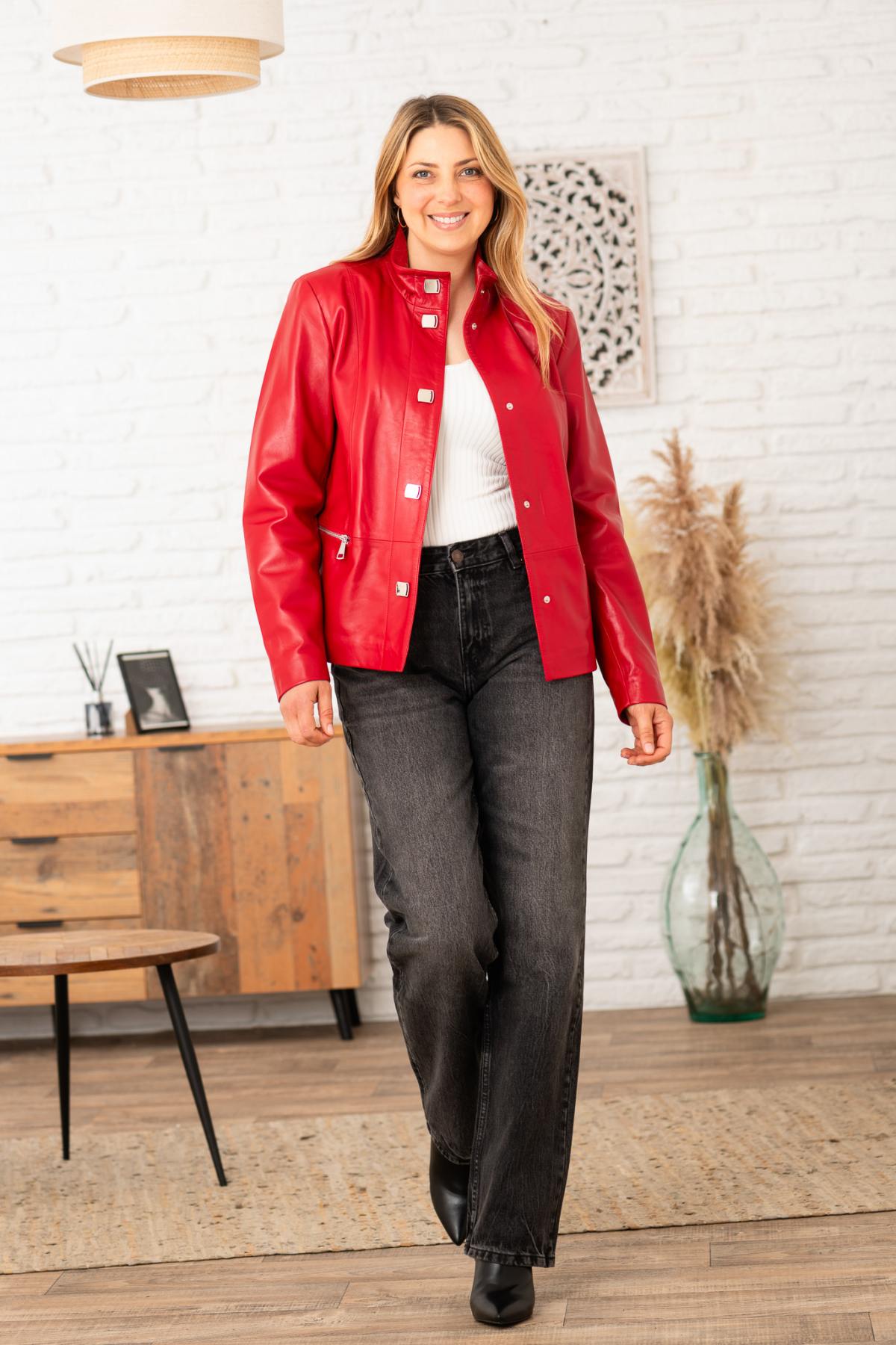 Lambskin in red pearl, glossy and chic with a moto collar. - Image n°2